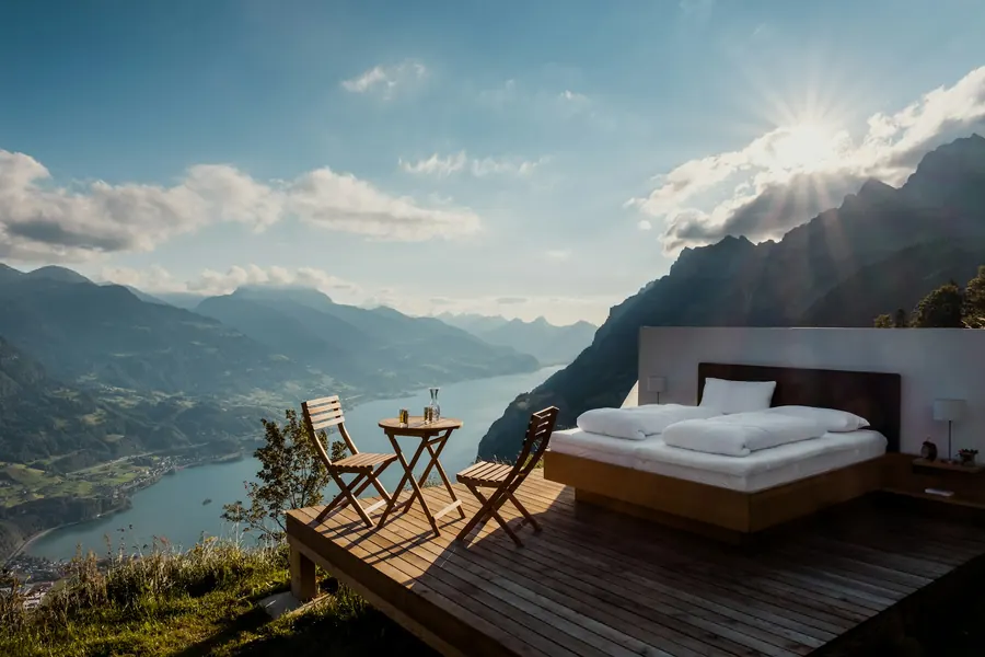 Cama frente a un paisaje de montaña