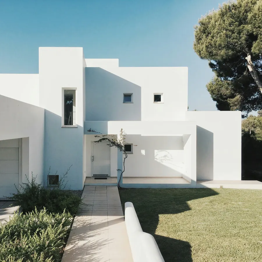Casa de volúmenes blancos y pino