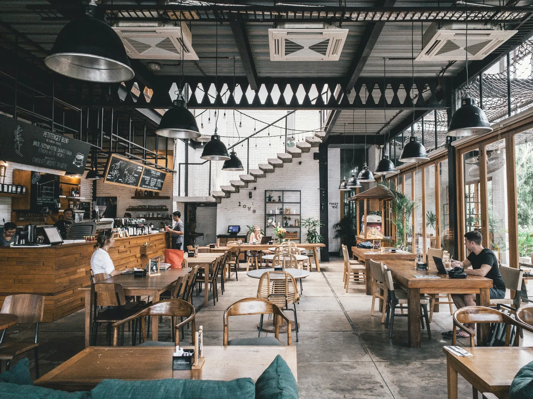 Restaurante con madera, plantas y luz natural